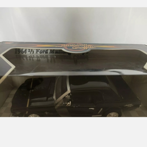 Motor Max 1:24 American Graffiti 1964 1/2 Mustang - Picture 7 of 9